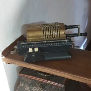 Sumadora antigua, bronce, 10/10