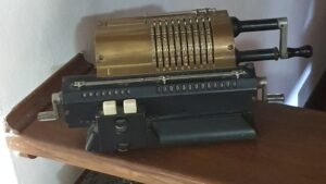 Sumadora antigua, bronce, 10/10