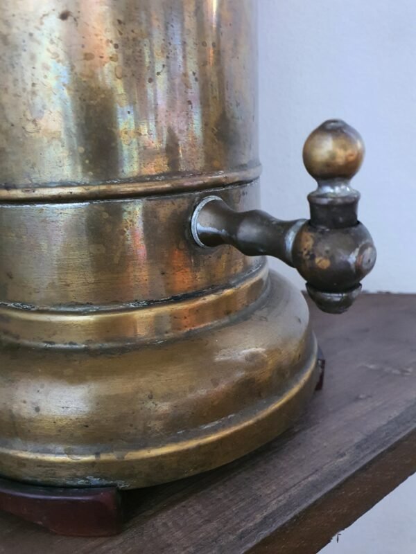 Cafetera eléctrica antigua, cobre