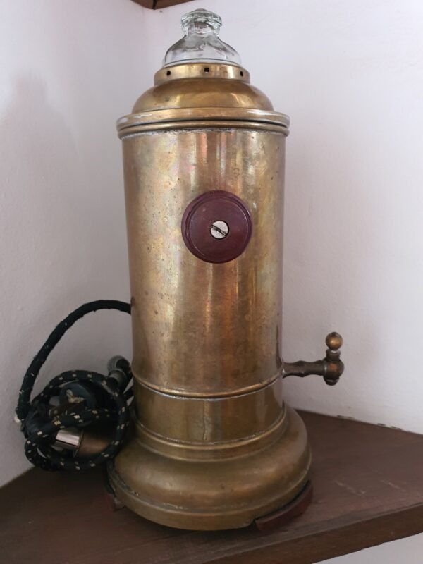 Cafetera eléctrica antigua, cobre