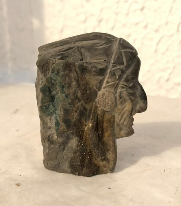 Talla de indio, sobre morralla de esmeralda