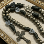 Cadena de metal gruesa texturizada verde oscuro, colgante de escudo cruzado con forma retro. Es simple, elegante y para todos. Es un accesorio versátil y de moda para salidas diarias.