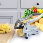 Cortador de Papas Fritas, Rebanador de Patatas, Picador de Verduras de Acero Inoxidable de Grado Alimenticio, Prensa para Papas Fritas con Base Antideslizante, 2 Cuchillas de Repuesto de Alta Resistencia y Pelador de Verduras - Image 9