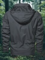 Chaqueta delgada con capucha para hombre, esta chaqueta con capucha está diseñada para primavera y otoño. El material delgado es ideal para el clima de transición no muy frío ni muy caliente. No tiene un tacto restringido y voluminoso, ya sea para ir al trabajo en la ciudad o para hacer senderismo en las afueras. - Image 7