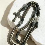 Cadena de metal gruesa texturizada verde oscuro, colgante de escudo cruzado con forma retro. Es simple, elegante y para todos. Es un accesorio versátil y de moda para salidas diarias. - Image 2