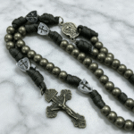 Cadena de metal gruesa texturizada verde oscuro, colgante de escudo cruzado con forma retro. Es simple, elegante y para todos. Es un accesorio versátil y de moda para salidas diarias. - Image 4