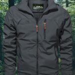 Chaqueta delgada con capucha para hombre, esta chaqueta con capucha está diseñada para primavera y otoño. El material delgado es ideal para el clima de transición no muy frío ni muy caliente. No tiene un tacto restringido y voluminoso, ya sea para ir al trabajo en la ciudad o para hacer senderismo en las afueras.
