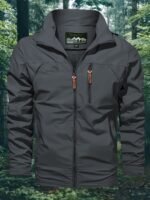 Chaqueta delgada con capucha para hombre, esta chaqueta con capucha está diseñada para primavera y otoño. El material delgado es ideal para el clima de transición no muy frío ni muy caliente. No tiene un tacto restringido y voluminoso, ya sea para ir al trabajo en la ciudad o para hacer senderismo en las afueras.