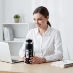 Gran capacidad / 35.50 oz, aislamiento de doble capa de acero inoxidable 316 | Apto para bebidas frías y calientes | Cuerpo completamente metálico para robustez y durabilidad | Mantiene las bebidas frías/calientes hasta 12 horas | Asa de transporte portátil | Ideal para coche, exteriores y - Image 12