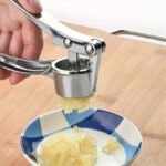 Exprimidor de Ajo y Picador de Jengibre Manual de Acero Inoxidable - Picadora de Carne Portátil de Alta Resistencia para Cocina, No Necesita Electricidad, Herramienta de Trituración de Ajo Fácil de Limpiar para Hierbas Frescas e Ingredientes - Image 4