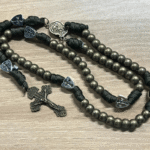 Cadena de metal gruesa texturizada verde oscuro, colgante de escudo cruzado con forma retro. Es simple, elegante y para todos. Es un accesorio versátil y de moda para salidas diarias. - Image 6