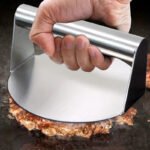 Presionador de Hamburguesas de Acero Inoxidable para el Día de la Madre - Diseño Antiadherente de 10.92 cm para Hacer Hamburguesas de Res, Slider y Bistecs Perfectos. Mango Ergonómico con Diseño de Superficie Plana para Presionar la Carne de Forma Uniforme