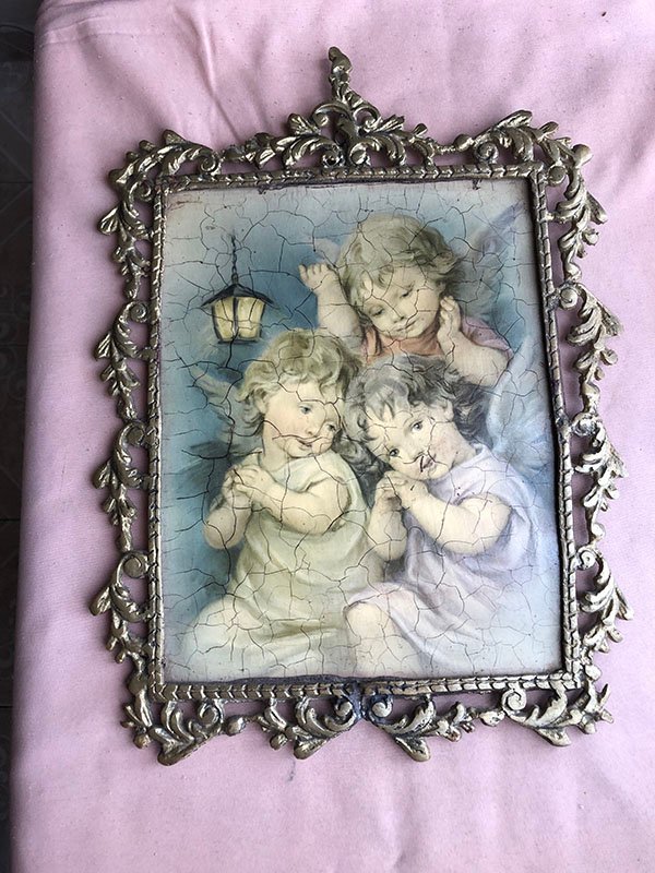 httpscasamontoya.com_.cowp-contentuploads202512217.jpg 3 ANGELES BEBES CON LAMPARA EXTERIOR MARCO EN BRONCE - Image 1