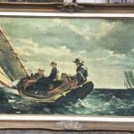 4 HOMBRES E VELERO CON EL AGUA AGITADA
