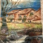 3 CASAS CON TEJA DE BARRO ARBOL SIN HOJAS Y RIACHUELO
