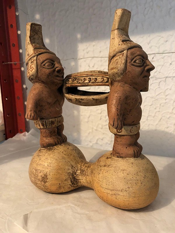 httpscasamontoya.com_.cowp-contentuploads202512585.jpg 2 INDIGENAS ENCIMA DE PIEDRAS CARGANDO UN ATAUD - Image 1