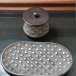 ADORNO DECORATIVO MULTIUSOS EN CERAMICA Y MADERA, DOS PIEZAS RECIPIENTE CON TAPA Y BANDEJA