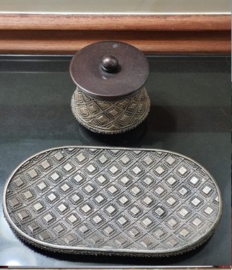 httpscasamontoya.com_.cowp-contentuploads202512887.jpg ADORNO DECORATIVO MULTIUSOS EN CERAMICA Y MADERA, DOS PIEZAS RECIPIENTE CON TAPA Y BANDEJA - Image 1